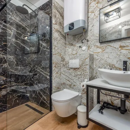 Giulia Zadarvillas *