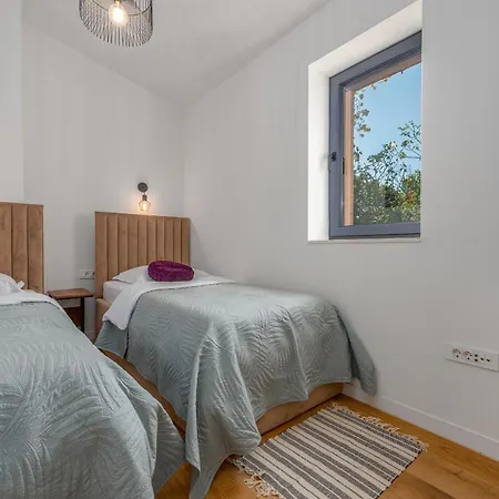 Giulia Zadarvillas *